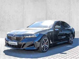BMW 5 Serie 550e xDrive M-SPORT Pro ** PANO, LEDER, TREKH, STOELVENT, B&W Sound, 20-inch LMV ** Ex. 