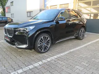 BMW iX1 xDrive 30 Launch Edition 320 pk M style / 20 inch. velgen / Keyless entry / Head-up display 