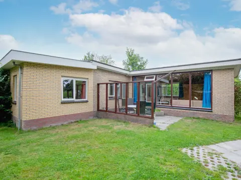 Ruim vakantiehuis met heerlijke tuin vlakbij De Slufter