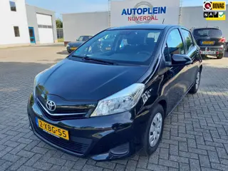 Toyota Yaris 1.3 VVT-i Now In Nederland nieuw geleverde goed onderhouden auto op All-seasons banden!