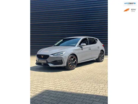 Cupra Leon 1.4 e-Hybrid VZ / CARPLAY / CAMERA / STOEL EN STUURVERWARMING /