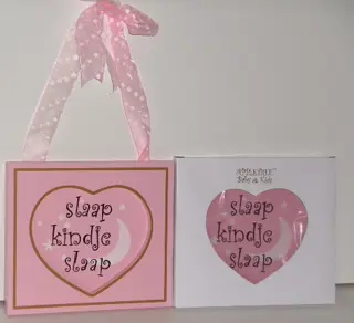 SLAAP KINDJE SLAAP ROSE WANDDECORATIE Appletree NIEUW Van een mooie kwaliteit MDF gemaakt wanddecor