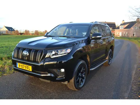 Toyota Land Cruiser 2.8 D-4D-F Executive Window Van Black-Line