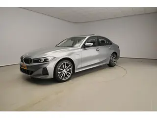 BMW 3 Serie Sedan 330e | LED | HUD | Schuifdak | Stoelverwarming | Surround view | DAB | Alu 18 inch