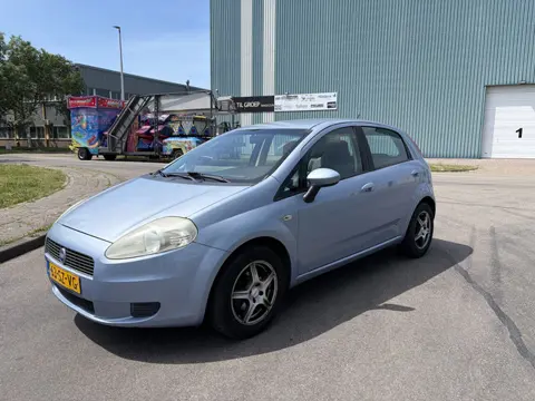 Fiat Grande Punto 1.4-16V Dynamic 5-Deurs 6-Bak 96 PK. Goed rijdende inruilauto met nieuwe APK !!!