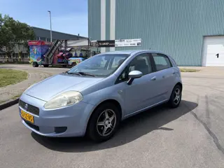 Fiat Grande Punto 1.4-16V Dynamic 5-Deurs 6-Bak 96 PK. Goed rijdende inruilauto met nieuwe APK !!!
