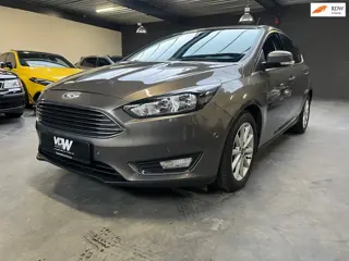 Ford Focus 1.0 Titanium Edition Voll optie ,stoelverw,Voorruitverw ,parkeerh,trekhaak .