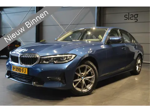 BMW 3 Serie 318i Edition navi clima cruise led pdc trekhaak 157 pk !!