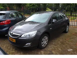 Opel Astra 1.4 VERSNELLINGSBAK VAST, DEFECT!