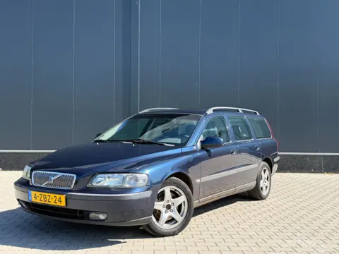 Volvo V70 2.4 | AIRCO | CRUISE | TREKHAAK | PANORAMA DAK | NIEUWE APK