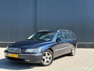 Volvo V70 2.4 | AIRCO | CRUISE | TREKHAAK | PANORAMA DAK | NIEUWE APK