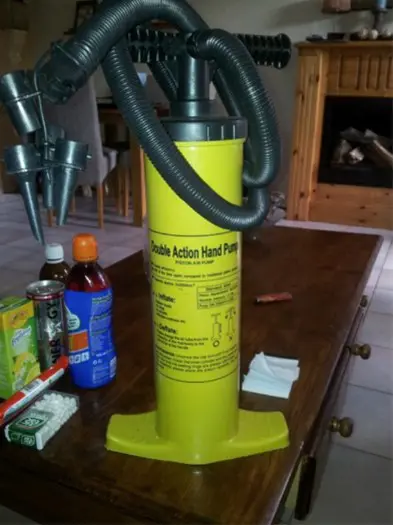 Gele handpomp opblaas&amp; leegpomp functie incl. slang en