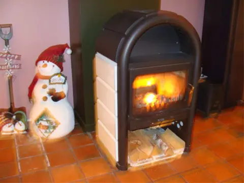 TE KOOP GOEDE HOUTKACHEL