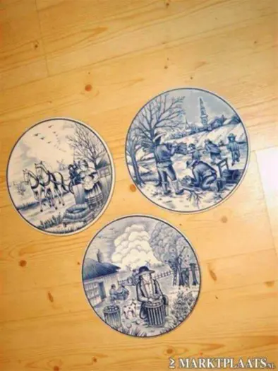 3 delfs-blauwe bordjes