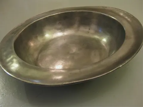 Antiek en curiosa; antieke tinnen (fruit)schaal