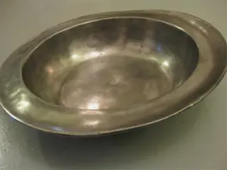 Antiek en curiosa; antieke tinnen (fruit)schaal