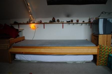 Eénpersoons houten bed