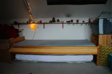 Eénpersoons houten bed