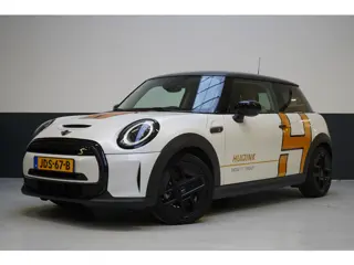 Mini Mini Electric Classic 33 kWh | Zwart optiek | Navigatie | Stoelverwarming | Privacy Glass