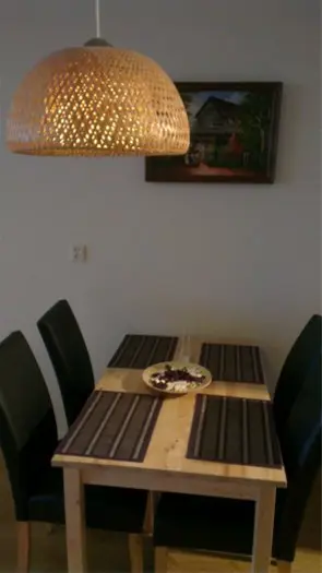 Gezellige houten eettafel met vier comfortabele stoelen