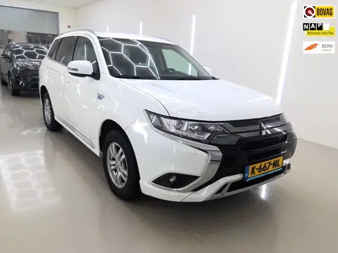 Mitsubishi Outlander 2.4 PHEV Pure+Apple-care-Play+camera+stoel-verw+Parel-White = SUPER !!