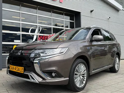 Mitsubishi Outlander 2.4 PHEV Intense+ Automaat / Apple CarPlay I Navigatie I Airco I Comfort pakket