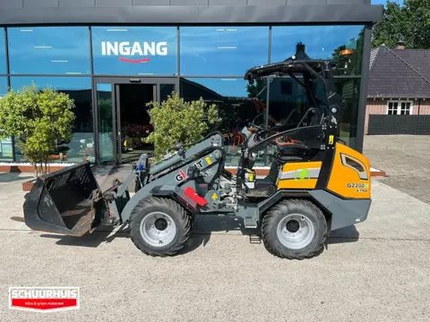 Giant G2200E met puinbak en vork