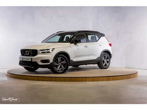 Volvo XC40 2.0 T5 AWD R-Design | Zwenkbare trekhaak | 2.100 Kg Trekgewicht | Panorama dak | Blis | H