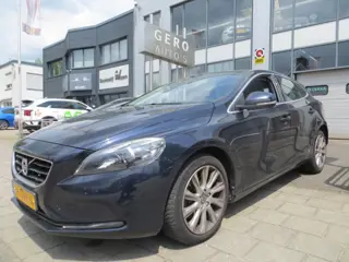 Volvo V40 2.0 T3 Momentum half leder ,airco ecc ,bots herkenning etc