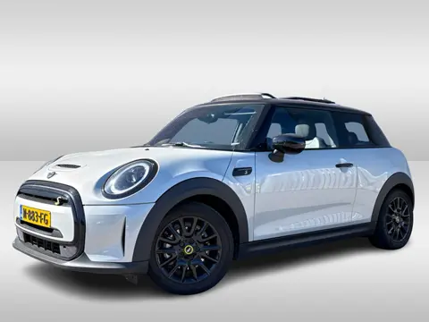 MINI Electric MINI Yours 33 kWh / Panoramadak / Leder / Keyless / 17'' / CarPlay / Navigatie / Stuur