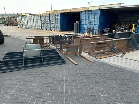 Knikmops gebruikte hulpstukken diverse bakken, tegelrieken, palletvorken etc.