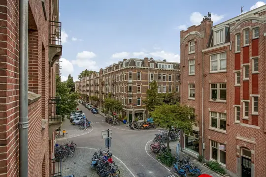 Woning aan de Eerste Helmersstraat te Amsterdam