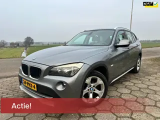 BMW X1 18i *ACTIE TOT €500 KORTING* 5D NAP AIRCO NAVI SCHERM TREKHAAK NW APK VELGEN ELEK.RAMEN