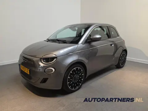 Fiat 500 La Prima 42 kWh - Apple Carplay/Android Auto -  Stoelverwarming - Panoramadak - Adaptive Cr