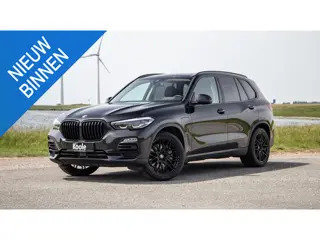 BMW X5 xDrive45e Executive CARPLAY / CAMERA / DEALER ONDERHOUDEN / LEER / STOELVERWARMING / BLACK ON