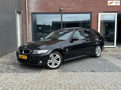 BMW 3-serie Touring 318i M LCI| Pano | Trekhaak | 1/2 Leer | Stoelverwarming |