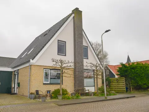 Kamers met eigen sanitair in rustige straat op loopstand van centrum