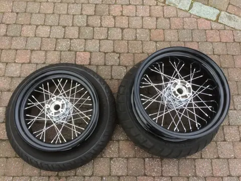 Harley cross bones velgen met banden in prima staat.