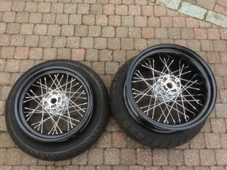 Harley cross bones velgen met banden in prima staat.