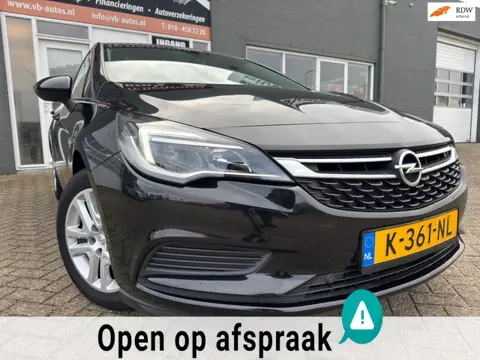 Opel Astra 1.0 Business+ met parkeersensoren en navigatie en cruise controle en bluetooth telefoon /