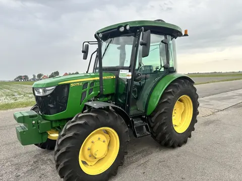 John Deere 5075E