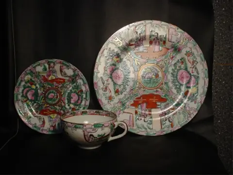 Ontbijtset bestaand uit ontbijtbord en theekop (theeschaal)