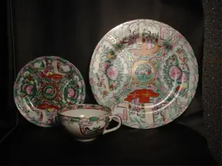 Ontbijtset bestaand uit ontbijtbord en theekop (theeschaal)