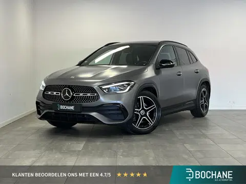 Mercedes-Benz GLA-klasse 200 AMG Line | Pano | Trekhaak | Memory | Mat grijs |