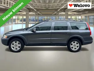 Volvo XC70 2.5 T Momentum dealer onderhouden, leder interieurs, carkit..
