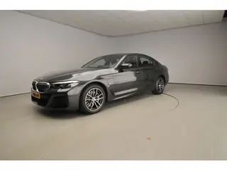 BMW 5 Serie Sedan 530e | M-Sportpakket | LED | Navigatie | Sportstoelen | Stoelverwarming | Shadow l
