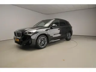 BMW X1 sDrive18i | M-Sportpakket | LED | Leder | HUD | Active cruise | Panoramadak | Trekhaak | Elek