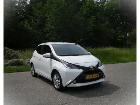Toyota Aygo 1.0 VVT-i x 5 Drs . Airco . Lmv . Apple Carplay . achteruirij camera . Half leder . enz