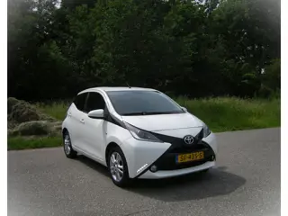 Toyota Aygo 1.0 VVT-i x 5 Drs . Airco . Lmv . Apple Carplay . achteruirij camera . Half leder . enz