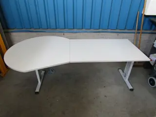 1xHoekbureau B225xD80/119cm.